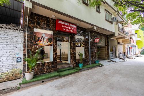 une devanture de magasin d'un immeuble dans une rue dans l'établissement Hotel Airport Sinon, à New Delhi