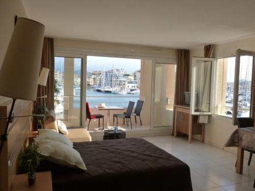 Studio vue exceptionnelle sur Port Frejus