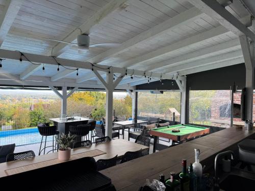 eine Terrasse mit einem Billardtisch und einer Tischtennisplatte in der Unterkunft Family House Roza in Gračec