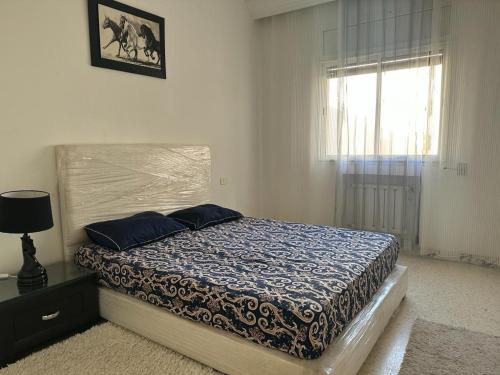 Ένα ή περισσότερα κρεβάτια σε δωμάτιο στο élégant Studio Résidence calme à El Menzah 7 bis