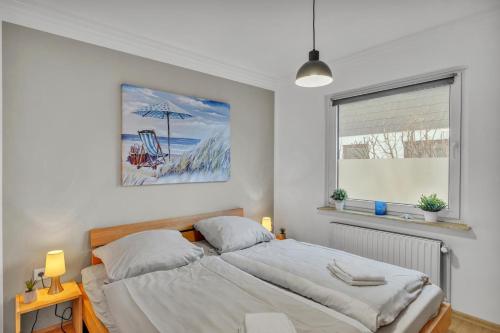 Ένα ή περισσότερα κρεβάτια σε δωμάτιο στο Charmante Ferienwohnung mit Terrasse nahe der Schlei und Ostsseestrand