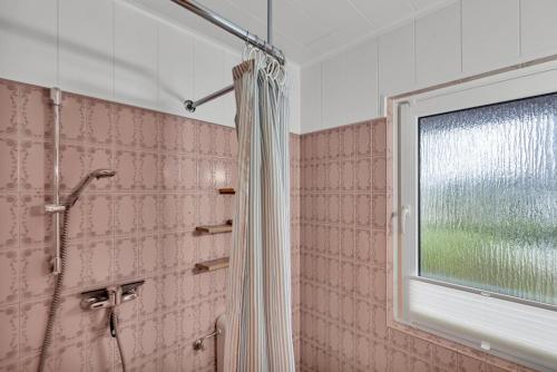 Ένα μπάνιο στο Charmante Ferienwohnung mit Terrasse nahe der Schlei und Ostsseestrand