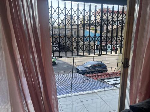 una finestra con vista su un parcheggio di Casa espaçosa, 6 pessoas a 15 min dos eventos COP30 a Belém