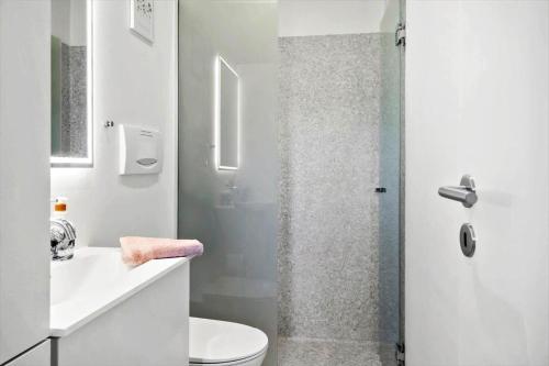 a bathroom with a shower and a toilet and a sink at G346-Lemvig-Vinkelhagevej-46 in Lemvig