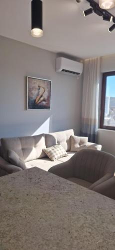 a living room with couches and a window at Mint 2 in Veliko Tŭrnovo