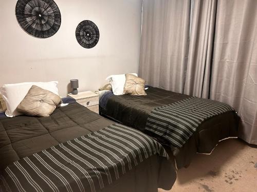two beds sitting next to each other in a bedroom at Lindo y agradable, hogar de paso, cómodo in Los Andes