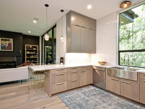 Fotografie z fotogalerie ubytování The House of Yes- Luxury Urban Farm House. Walking distance to downtown v destinaci Austin