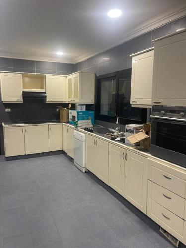 O bucătărie sau chicinetă la Villa tchik