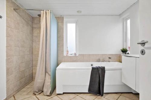 Koupelna v ubytování JB362-Brovst-Kronvildtvej-136