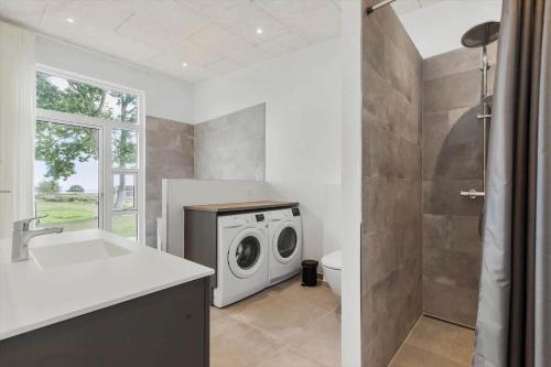 un bagno con lavatrice e asciugatrice di 8959-Orsted-Klydevej-9 a Estruplund