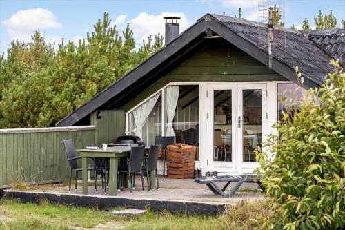 Tagholmにある2555-Romo-A-M-Listsvej-6の小さな緑の家(テーブル、椅子付)