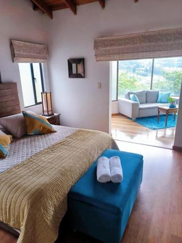 une chambre avec un grand lit et deux serviettes blanches dans l'établissement House Life, à La Calera