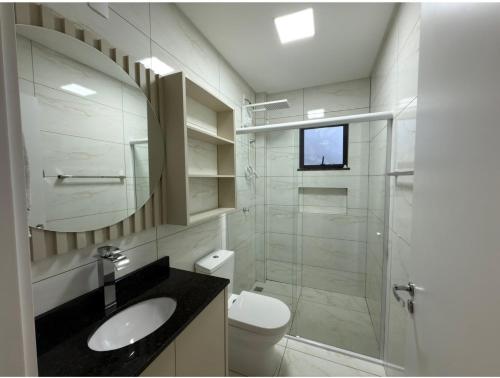 ein Badezimmer mit Toilette, Waschbecken und Dusche in der Unterkunft Lar doce lar, 300 metros do centro, 300metros do shopping in Pato Branco