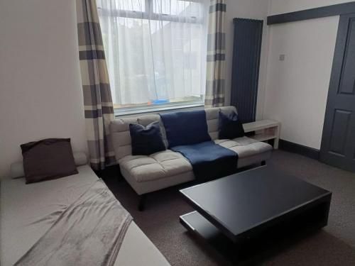 Ein Sitzbereich in der Unterkunft #72 Stylish 3 bedroom sleeps 7 Wigan House