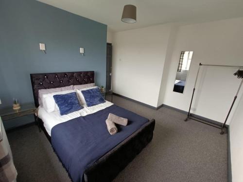 Ein Bett oder Betten in einem Zimmer der Unterkunft #72 Stylish 3 bedroom sleeps 7 Wigan House