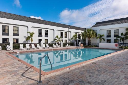 a swimming pool in front of a building at Orlando Palms in Orlando