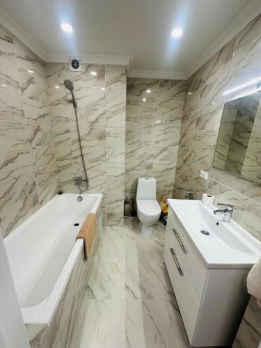 un bagno con vasca, lavandino e WC di Apartament Chişinǎu a Chişinău