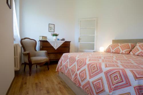 1 dormitorio con cama, silla y vestidor en Bellagio's Sunrise, en Bellagio