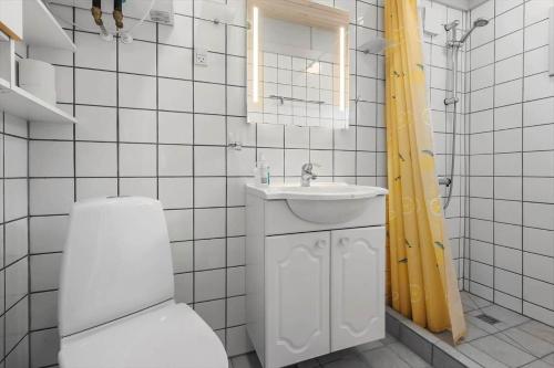 une salle de bain blanche avec toilettes et lavabo dans l'établissement N336-Karrebaeksminde-Cypresvaenget-69, à Enø By