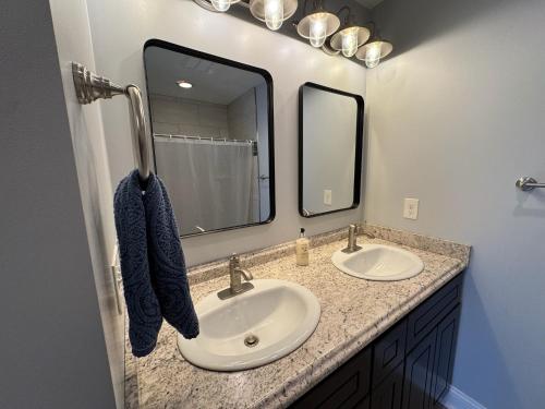 Et badeværelse på Large Family Gathering Home on Kelleys Island