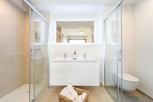 Un baño con lavabo y ducha de cristal. en Seaviews Reserve The Breeze, en Fuengirola