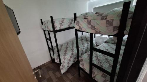 ein paar Etagenbetten in einem Zimmer in der Unterkunft Estrella del Faro in Mar del Plata