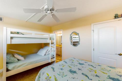 Postel nebo postele na pokoji v ubytování Sea Colony - 401S Edgewater House Rd