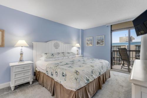 オーシャンシティにあるBraemar Towers 1006のベッドとバルコニーのある寝室