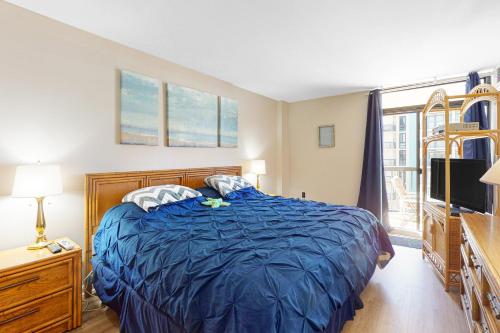 オーシャンシティにあるBraemar Towers 404のベッドルーム(青いベッド1台、テレビ付)