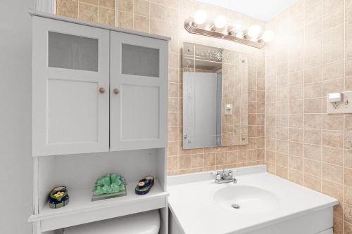 オーシャンシティにあるBraemar Towers 404の洗面台、トイレ、鏡のあるバスルーム