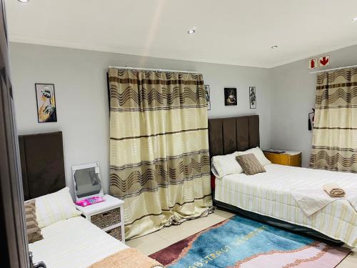 Ένα ή περισσότερα κρεβάτια σε δωμάτιο στο Annika guest house Claremont