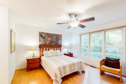 une chambre avec un lit et un ventilateur de plafond dans l'établissement Sea Colony - 55050 Pine Lake Dr, à Wilgus Subdivision