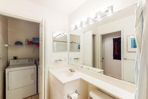 une salle de bain avec un lavabo et une laveuse et une sécheuse dans l'établissement Sea Colony - 55050 Pine Lake Dr, à Wilgus Subdivision
