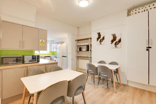 eine Küche und ein Esszimmer mit Tischen und Stühlen in der Unterkunft City Centre - Brand new rooms - Modern Ensuite Rooms by Luxiety Stays in Cambridge