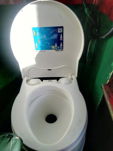 リンカーンにあるSmall Rosie River Glamping Pod for 2の上部にステッカーが貼られた白いトイレ