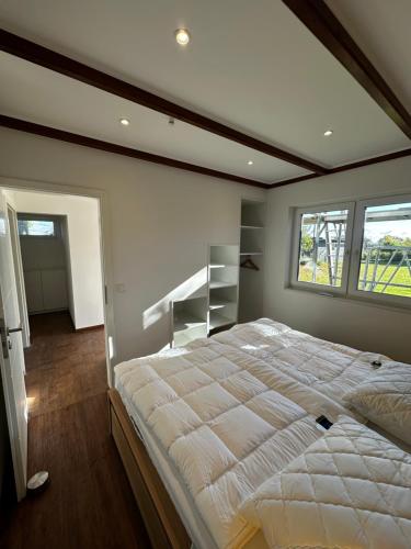 Ένα ή περισσότερα κρεβάτια σε δωμάτιο στο Das Weichenhaus direkt am Nord-Ostsee-Kanal