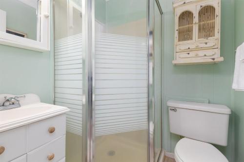 Et badeværelse på Seaside Serenity at Captain Quarters