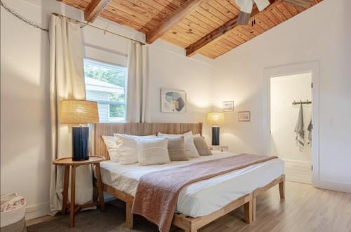 Ένα ή περισσότερα κρεβάτια σε δωμάτιο στο Charming 1960s Cottage, 5 Min Walk to Beach and Shops