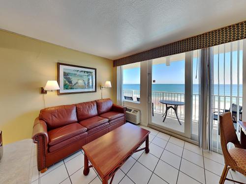 un soggiorno con divano e vista sull'oceano di Harbour Beach Resort 403 a Seabreeze