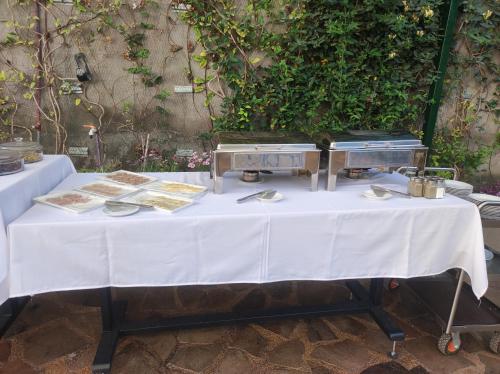 una mesa con mantel blanco y comida en ella en Hotel Terra by Refugio Ecológico, en Arequipa