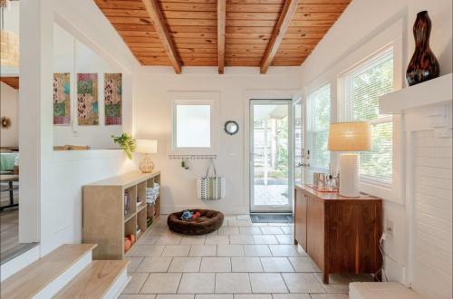 Φωτογραφία από το άλμπουμ του Charming 1960s Cottage, 5 Min Walk to Beach and Shops σε Oak Island