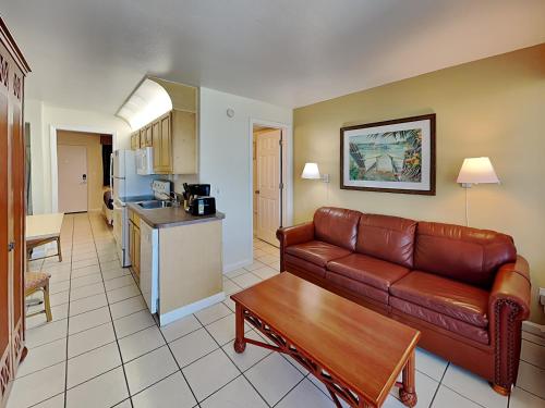 un salon avec un canapé et une cuisine dans l'établissement Harbour Beach Resort 303, à Seabreeze