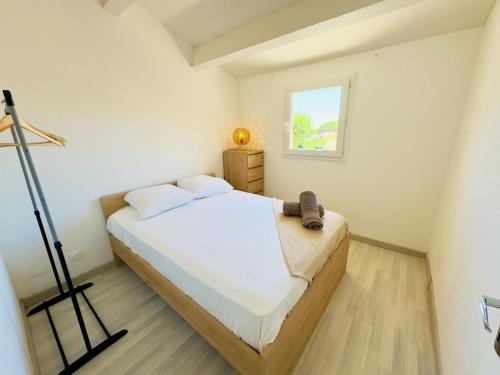 Postel nebo postele na pokoji v ubytování La Belle Evasion-Calme-Terrasse-BBQ-Parking-SUDSEJOURCONCIERGERIE