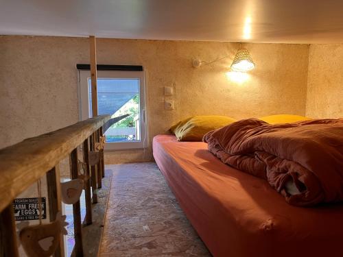 une chambre avec deux lits et une fenêtre dans l'établissement A deux pas de la gare, La Maison Rouge, à Albertville