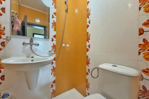 un baño con inodoro y lavabo en Apartments Nessebar, en Nesebar
