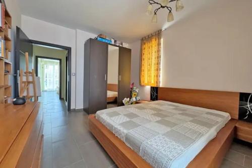 1 dormitorio grande con 1 cama grande. en Apartments Nessebar, en Nesebar
