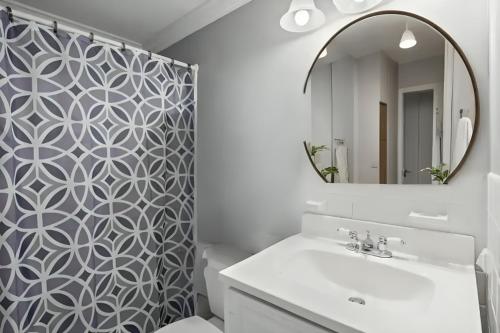 Ένα μπάνιο στο Sleek & Chic Downtown Comfort