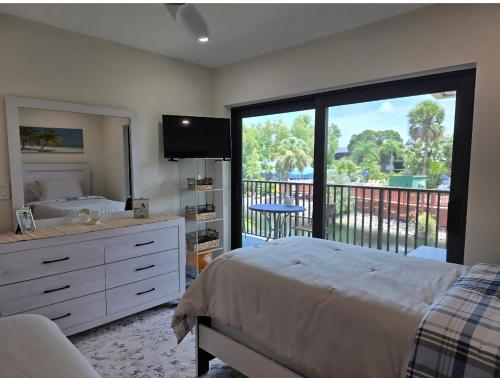 una camera da letto con un letto e vista su un balcone di Parkshore resort apartment a Naples