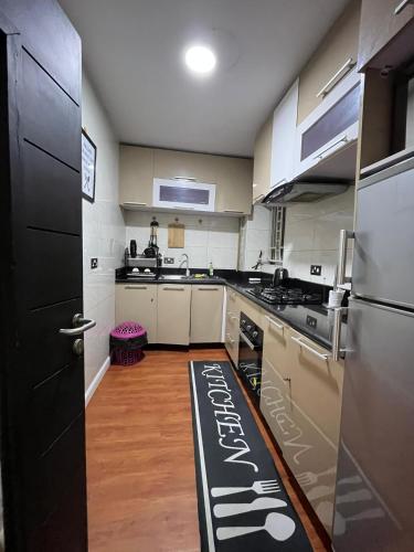 ラゴスにあるCadoxa apartmentの白黒の家電製品を備えた広いキッチン