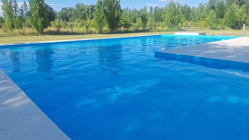 Bazén v ubytování Altandes Cabañas nebo v jeho okolí